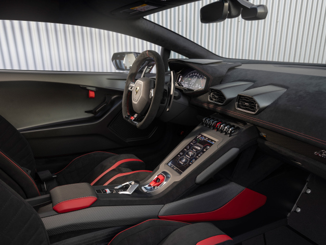 Черный кожаный салон автомобиля Lamborghini Huracán STO 2021