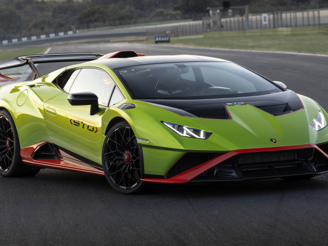 Зеленый автомобиль Lamborghini Huracán STO 2021 года на дороге