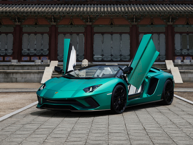 Автомобиль Lamborghini Aventador S, 2021 с открытыми дверями