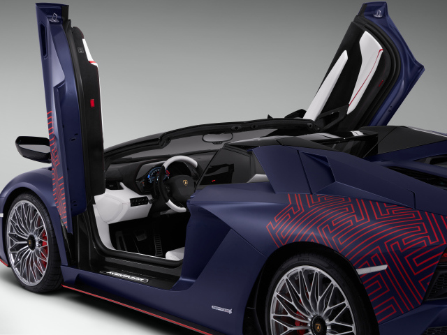 Спортивный автомобиль Lamborghini Aventador S, 2021  года на сером фоне