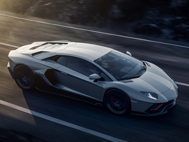 Вид сверху на автомобиль Lamborghini Aventador LP 780-4 Ultimate 2021 года