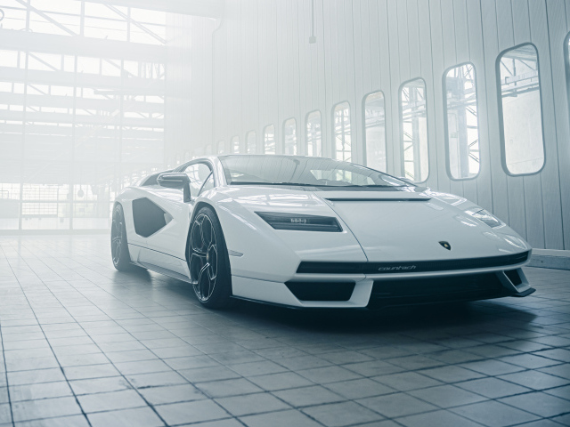 Белый  Lamborghini Countach LPI 800-4, 2022 года в здании