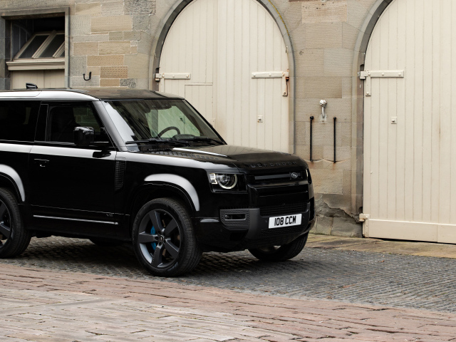 Черный внедорожник Land Rover Defender 90 V8 Carpathian Edition 2021 года в городе