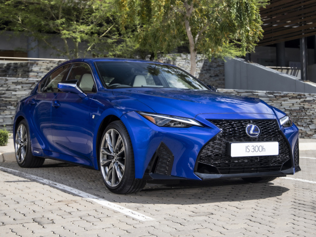 Синий автомобиль Lexus IS 300h F SPORT 2021 года вид спереди