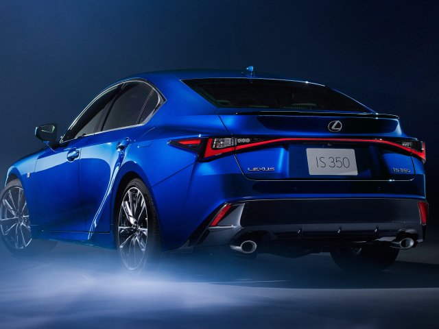 Синий автомобиль Lexus IS 350 F SPORT 2021 года вид сзади