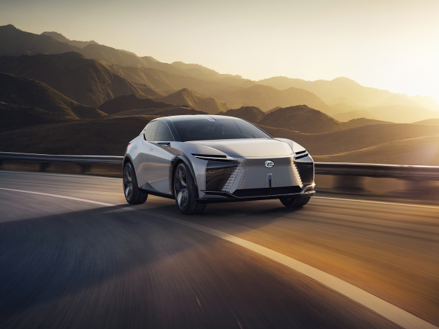Автомобиль Lexus LF-Z Electrified 2021 года на трассе