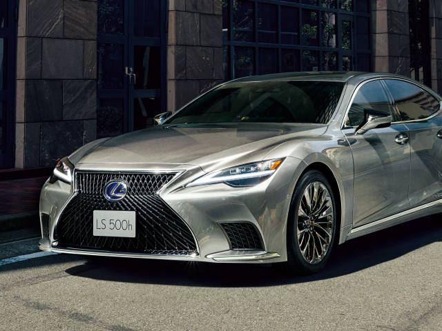 Серебристый автомобиль Lexus LS 500h 2021 года в городе