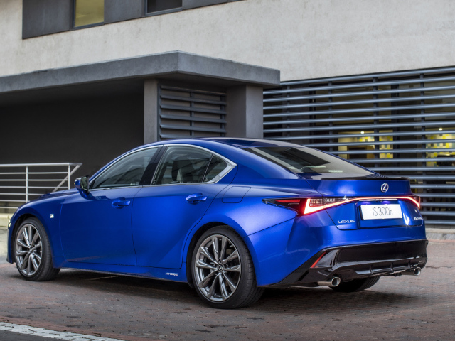 Синий автомобиль Lexus IS 300h F SPORT, 2022 года вид сзади