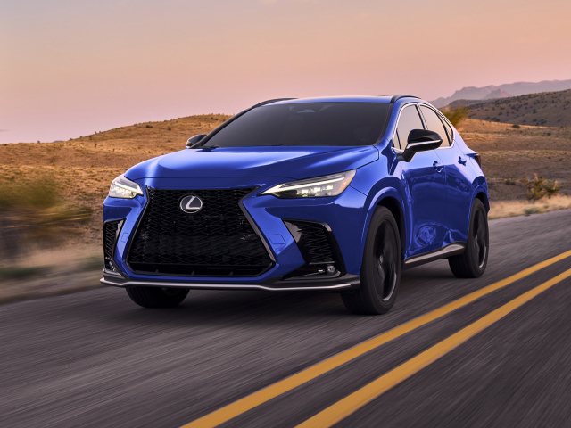 Синий автомобиль Lexus NX 450h+ AWD F SPORT, 2022 года на трассе