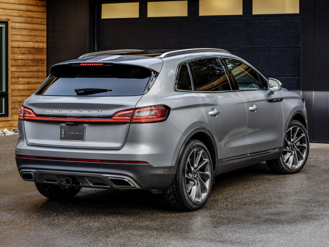 Внедорожник Lincoln Nautilus 2021 года вид сзади