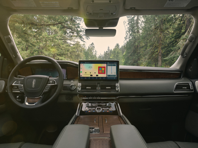 Черный кожаный салон автомобиля Lincoln Navigator, 2022