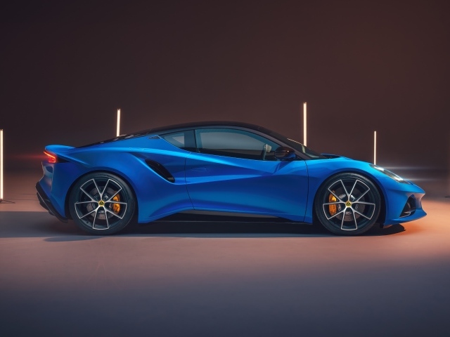 Вид сбоку на автомобиль Lotus Emira First Edition 2021 года