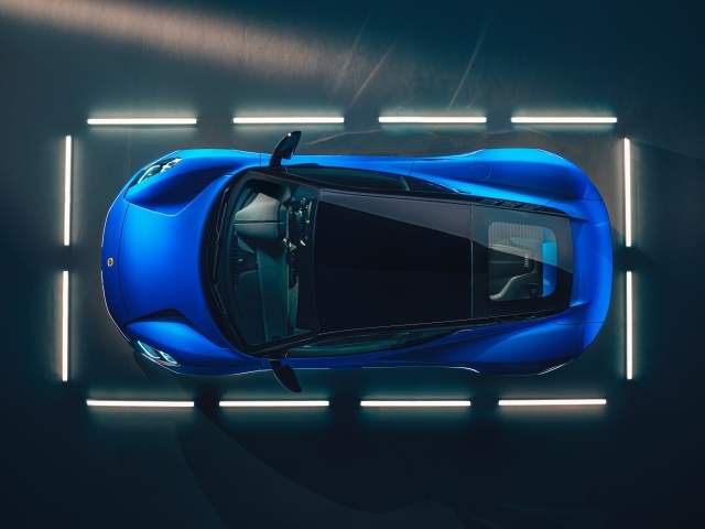 Вид сверху на автомобиль Lotus Emira First Edition 2021 года