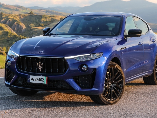 Синий автомобиль Maserati Levante S Q4 GranSport 2020 года 
