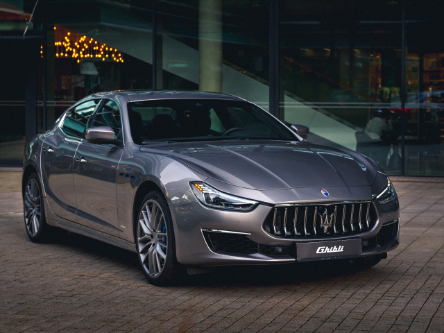 Дорогой стильный автомобиль Maserati Ghibli Hybrid GranLusso