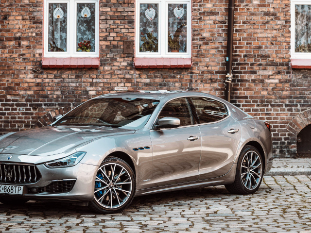 Автомобиль Maserati Ghibli у дома