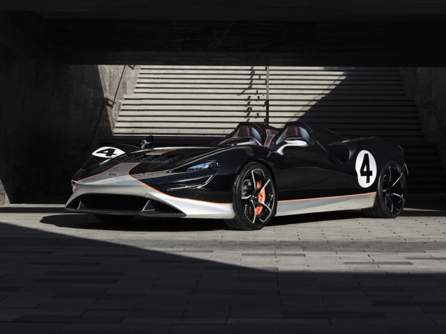 Спортивный McLaren MSO Elva M1A Theme 2020  года в лучах солнца