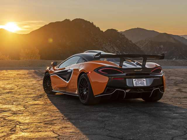Автомобиль McLaren 620R, 2021 года вид сзади в лучах солнца