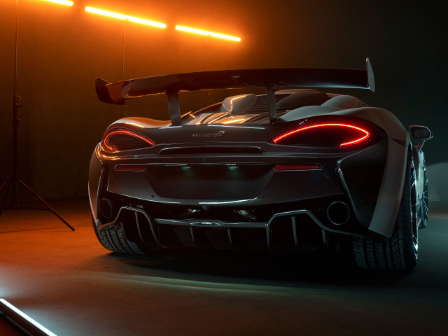 Автомобиль McLaren 620R 2021 года вид сзади