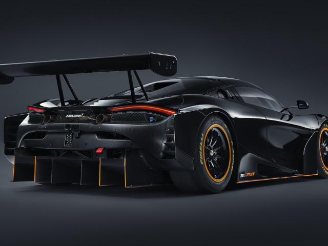 Черный спортивный автомобиль McLaren 720S GT3X 2021 года вид сзади