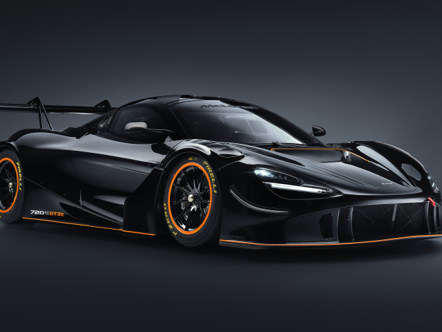 Черный спортивный автомобиль McLaren 720S GT3X 2021 года на сером фоне