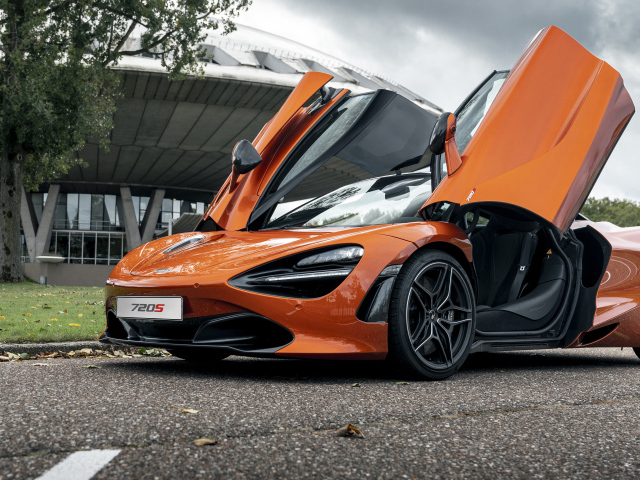 Оранжевый автомобиль McLaren 720S 2021 года с открытыми дверями