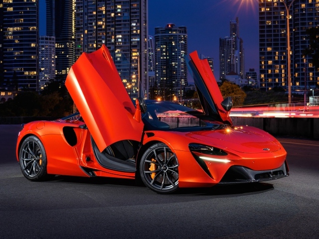 Спортивный автомобиль McLaren Artura 2021 года с открытыми дверями