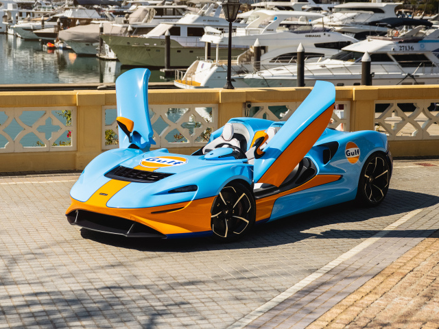 Спортивный автомобиль  McLaren Elva Gulf Theme, 2021 года с открытыми дверями