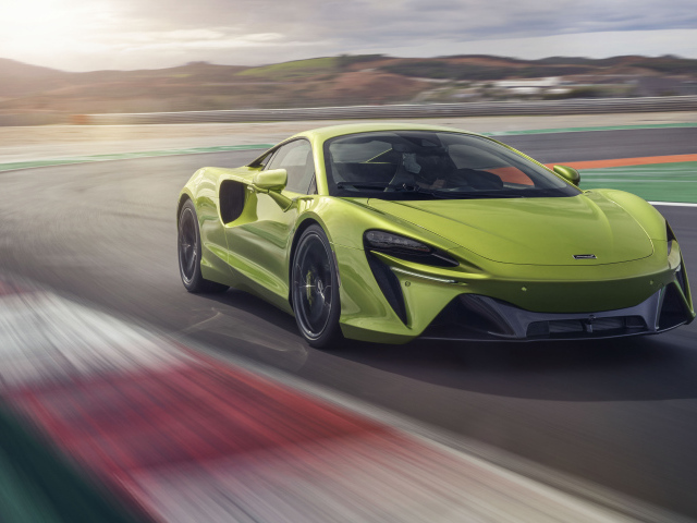 Автомобиль McLaren Artura, 2022 года на скорости
