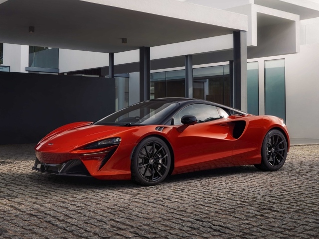 Красный спортивный автомобиль McLaren Artura 2022 года