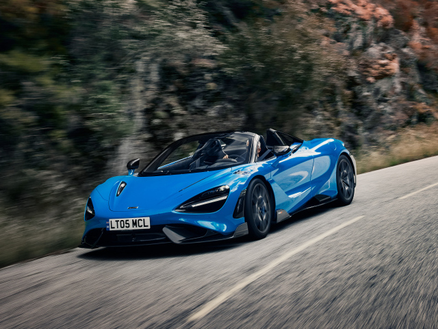 Синий кабриолет McLaren 765LT Spider 2022 года на дороге 