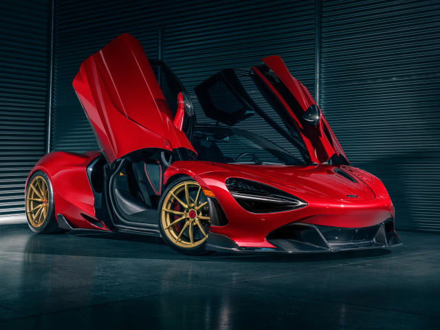 Автомобиль McLaren 720S на фоне серой стены