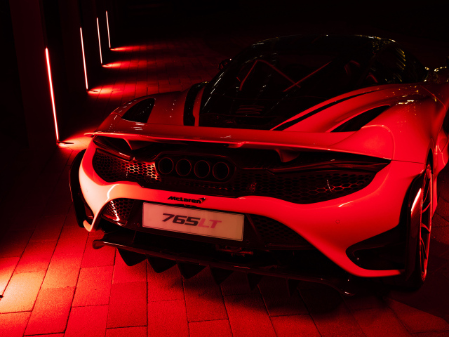 Вид сзади на автомобиль  McLaren 765LT, 2021 года