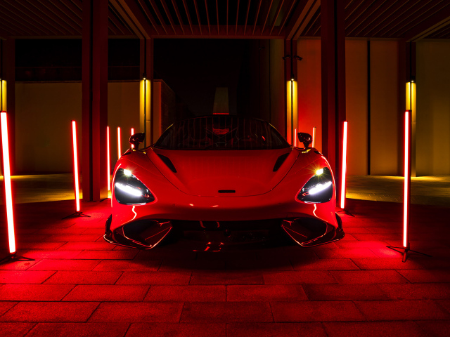 Красный McLaren 765LT, 2021 года в свете неоновых фонарей