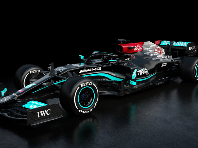 Гоночный автомобиль Mercedes-AMG F1 W12 E Performance 2021  года на черном фоне