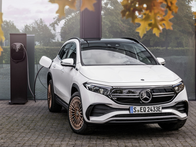 Белый автомобиль Mercedes-Benz EQA 250 AMG Line Edition 1 2021  года на заправке