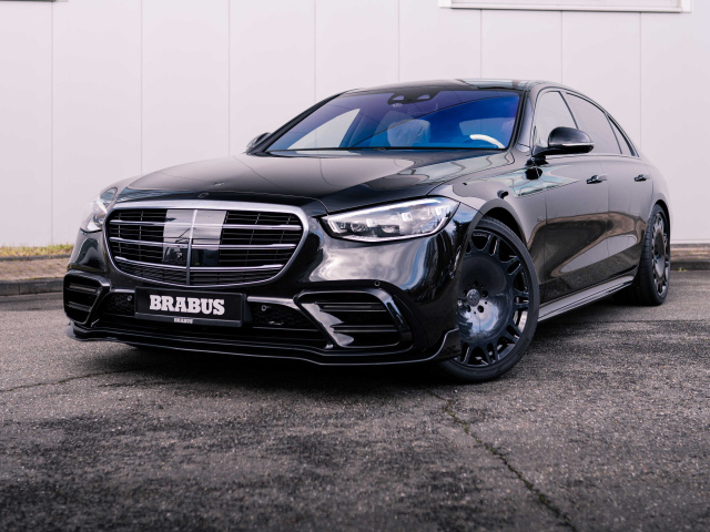 Черный автомобиль BRABUS 500 Mercedes-Benz S 500 L 4MATIC 2021