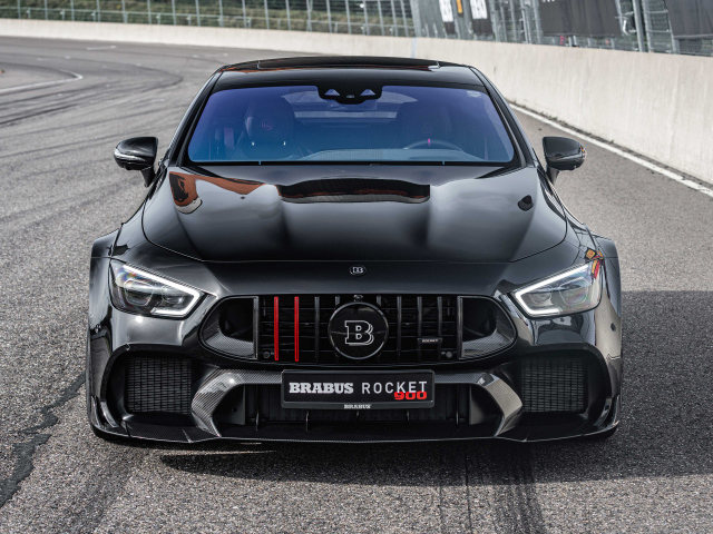 Черный автомобиль Brabus Rocket 900 One Of Ten Mercedes-AMG GT 63 S 4MATIC+ на дороге