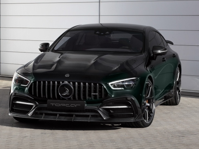 Черный автомобиль Mercedes-AMG GT 63 S,  2020 года у гаража 