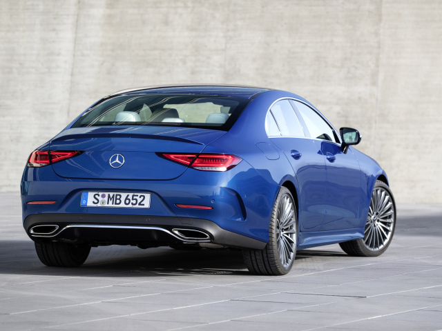Синий автомобиль Mercedes-Benz CLS 350 AMG Line 2021 года вид сзади