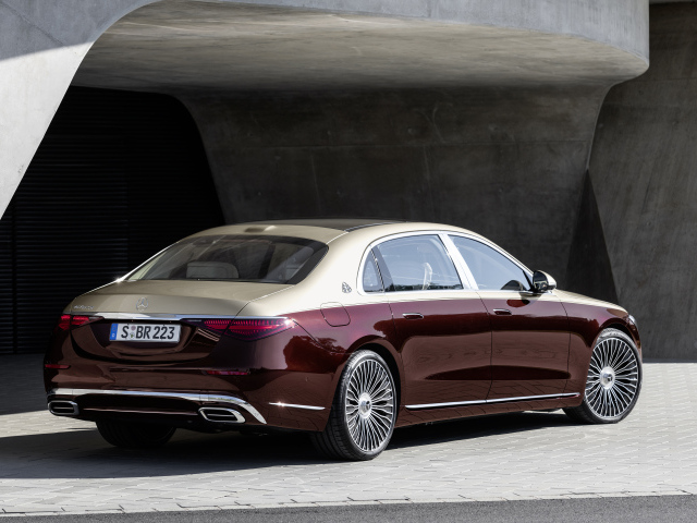 Бордовый автомобиль Mercedes-Maybach S 580,  2021 года вид сзади