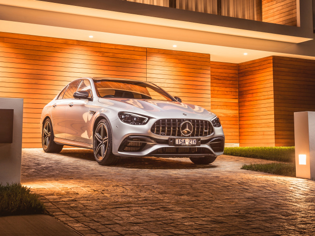 Автомобиль Mercedes-AMG E 63 S 4MATIC+ 2021  у гаража