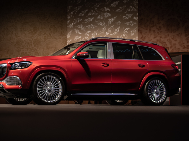 Красный автомобиль Mercedes-Maybach GLS 600 4MATIC 2021 года