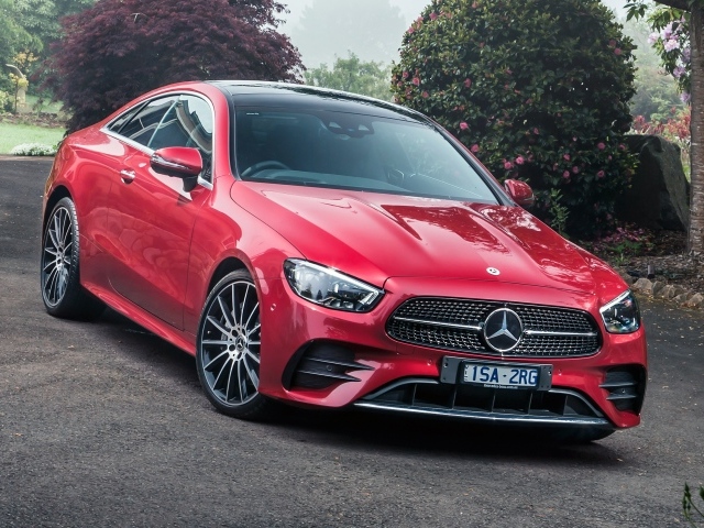 Красный автомобиль Mercedes-Benz E 300 AMG, 2021 года вид спереди