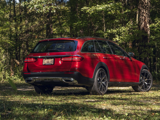 Красный автомобиль Mercedes-Benz E 450 4MATIC All-Terrain, 2021 года вид сзади