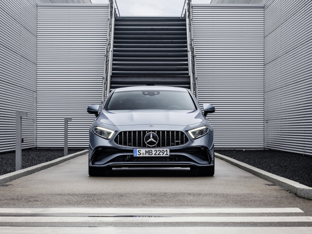 Серебристый автомобиль Mercedes-AMG CLS 53 4MATIC+ 2021 года