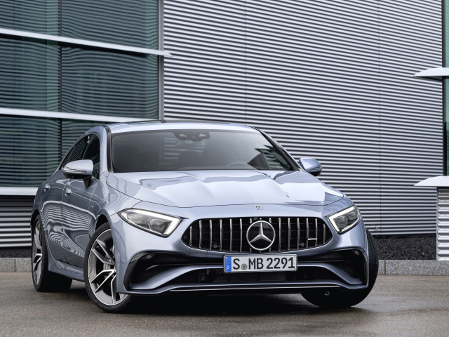 Серебристый автомобиль Mercedes-AMG CLS 53 4MATIC+ 2021 года у здания