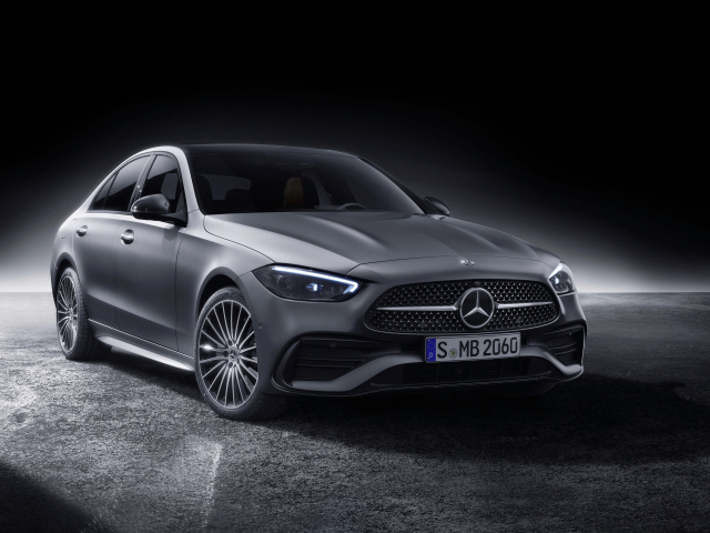 Серебристый автомобиль Mercedes-Benz C 300 AMG Line 2021 года на черном фоне