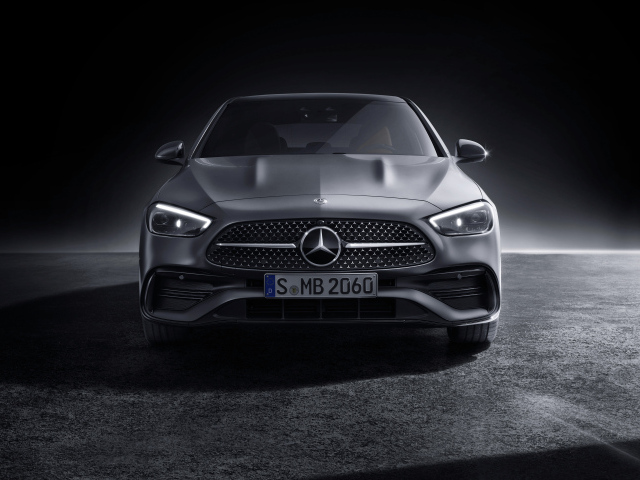 Серебристый автомобиль Mercedes-Benz C 300 AMG Line 2021 года вид спереди