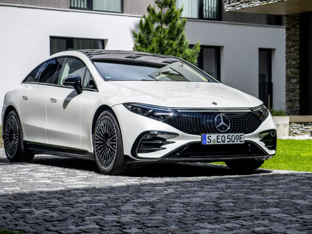 Белый Mercedes-Benz EQS 580, 2021 года у дома